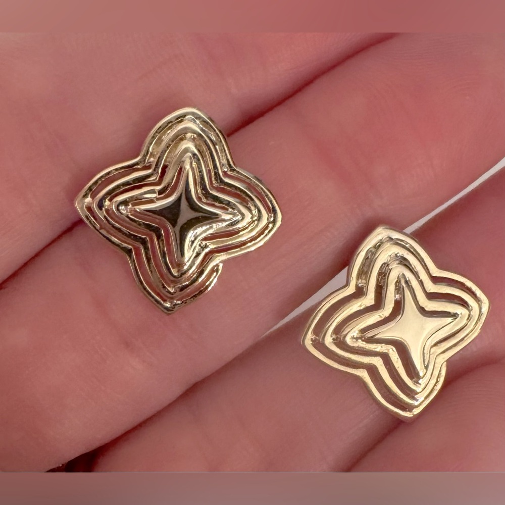 NWOT Kendra Scott Gold Metal Stud Earrings